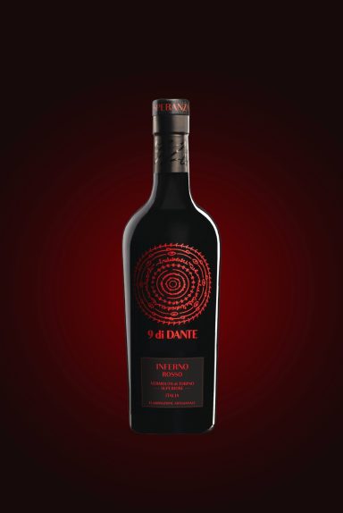 Botella de licor oscuro con etiqueta roja sobre fondo negro.