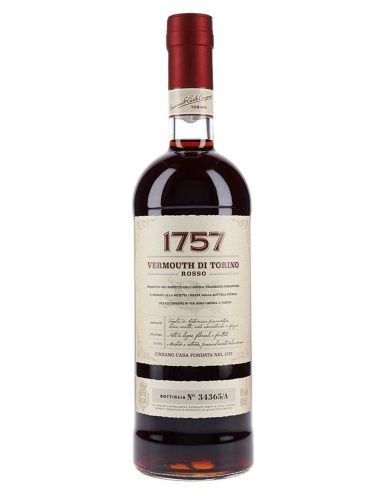 Botella de ron 1757, con etiqueta clara y tapa de color marrón oscuro.