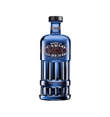 Botella de gin de color azul con etiqueta en tono marrón y tapa negra.