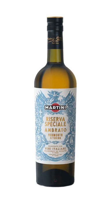 Botella de vino blanco con etiqueta decorativa en tonos azul y blanco.