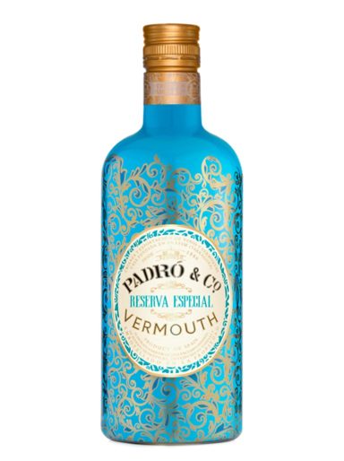 Botella de vermut con diseño azul y dorado, etiqueta blanca con texto.