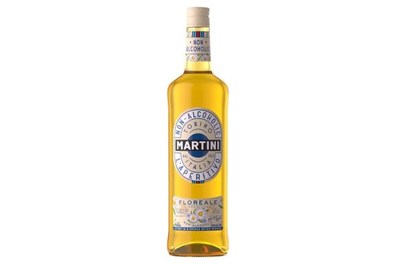 Botella de licor amarillo con etiqueta decorativa y tapa blanca.