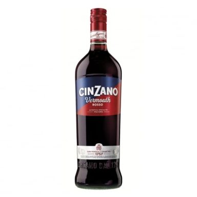 Botella de vermut Cinzano, etiquetada en azul y rojo con fondo blanco.